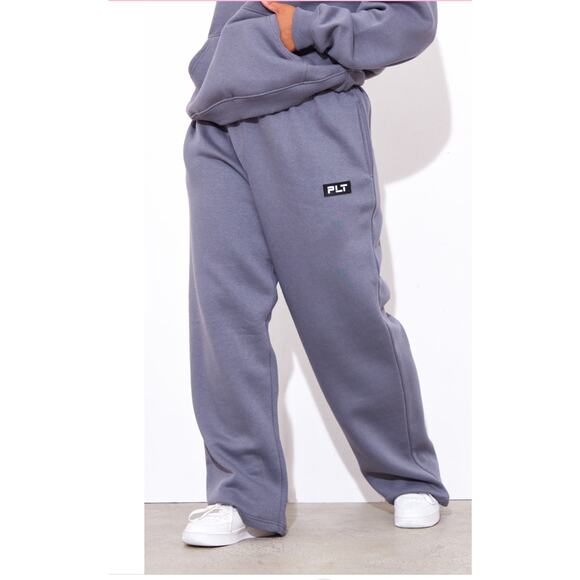 PrettyLittleThing Charcoal Logo Badge Straight Leg Sweatpants Size Large - NWT - Picture 2 of 13